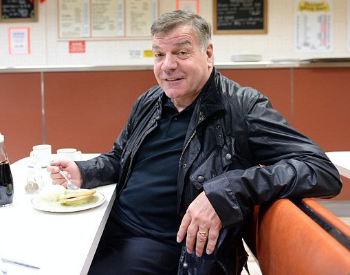 Footballtweet's tweet photo. Zinedine Zidane:

La Liga 🏆
Champions League 🏆🏆
Others 🏆🏆🏆🏆
Real Madrid Salary: £4.5m-a-year

Sam Allardyce:

Irish First Division 🏆
Division 3 🏆
Play-offs 🏆🏆
Everton Salary: £6m-a-year https://t.co/D5k6PEjVZW