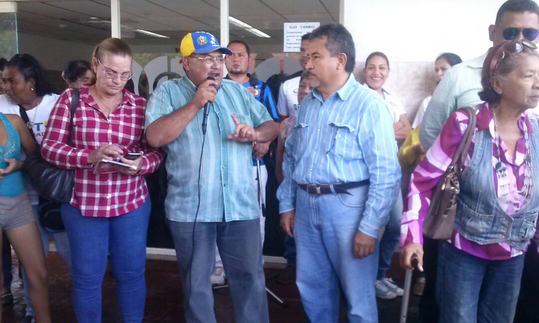 Henry_CBO's tweet photo. #EnUpataGanaLaTata [En Vivo desde El Hopital] #Upata Haciendo entrega de una ambulacia al hospital Dr. Gervasio Vera Custodio  para mejorar la calidad de vida en  Piar .@tatachavista .@PiarZamora200 .@DouglasPsuvUpat https://t.co/wCm7e1v5mo