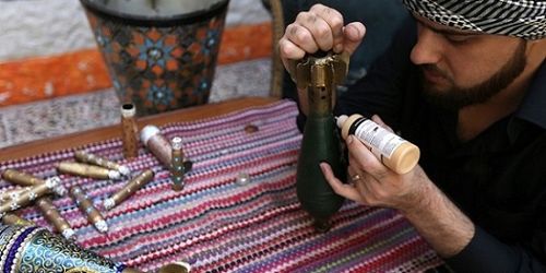 n_tagliafierro's tweet photo. Un #artista della città siriana di #Douma raccoglie le #bombe che trova in #strada e le #dipinge, in segno di resistenza e per spazzare via la #paura dagli occhi dei suoi #bimbi. ❤️ > https://t.co/QyRY4YMgYl https://t.co/AoRaQEJ7Ei