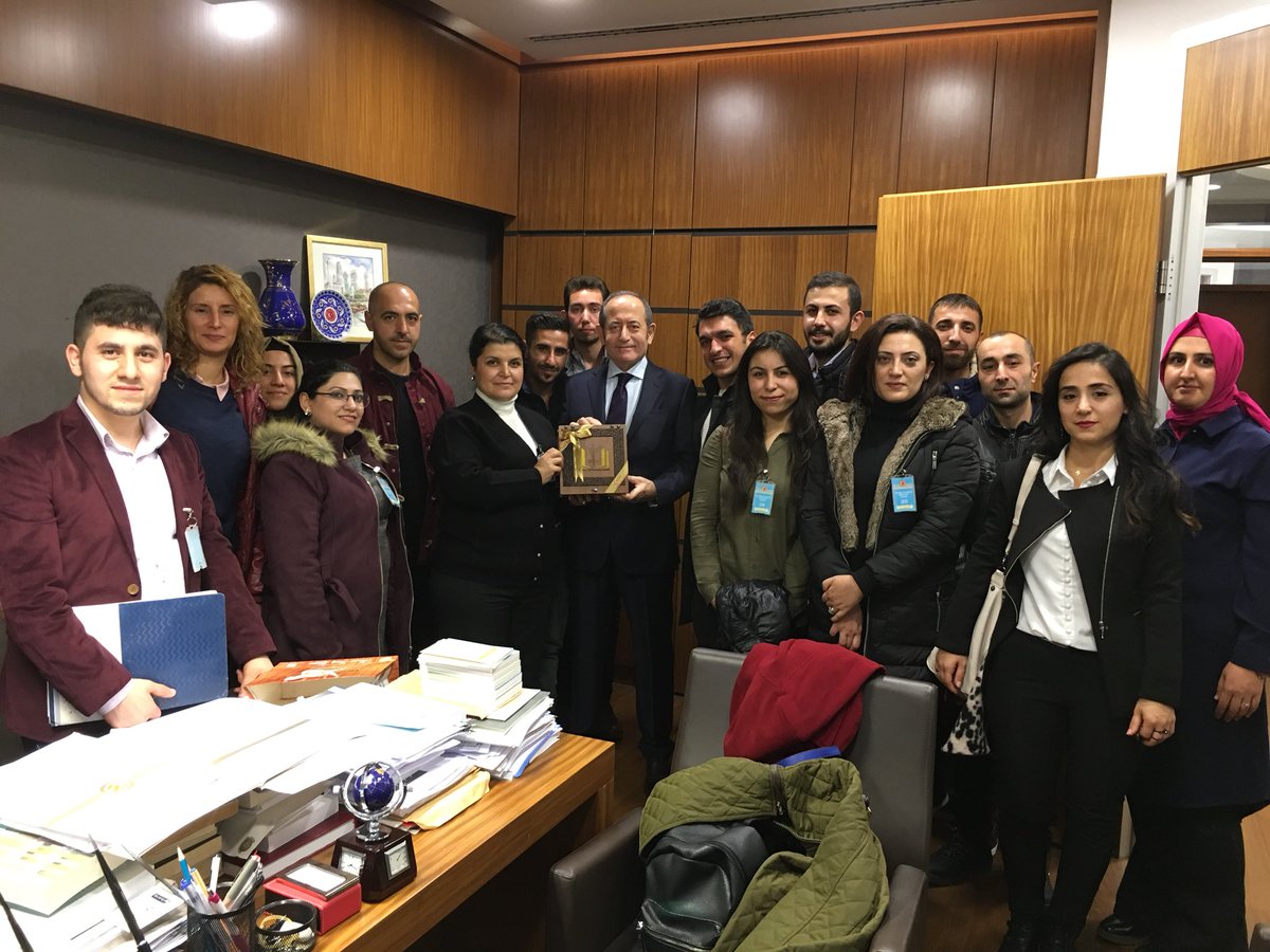 Bugün Dünya Tıbbi Sekreterler Günü. Çok kısıtlı istihdam imkanları olan tıbbi sekreterlerimiz bugün TBMM'deydi. Hasta mahremiyeti, tıbbi etik, tıbbi terminoloji, hasta psikolojisi gibi dersleri alarak mezun olan nitelikli gençlerimizin istihdamı artırılmalı.