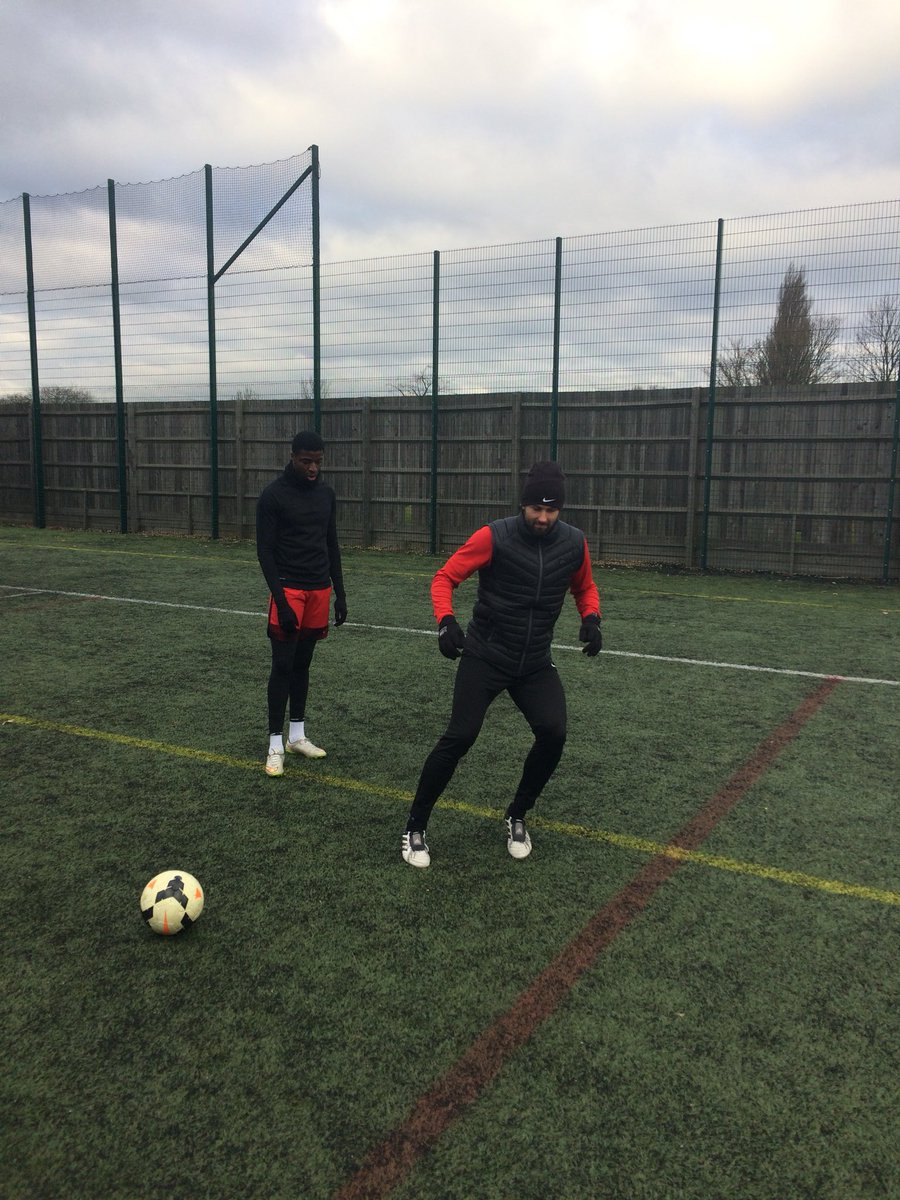 KevinBraybrook's tweet photo. Important development for the young @TeamSolentFC players to work with current professionals. Especially if play in same position. Thanks @AarranRacine for the visit #daysessions #trainingground https://t.co/tC3nhqgfCk