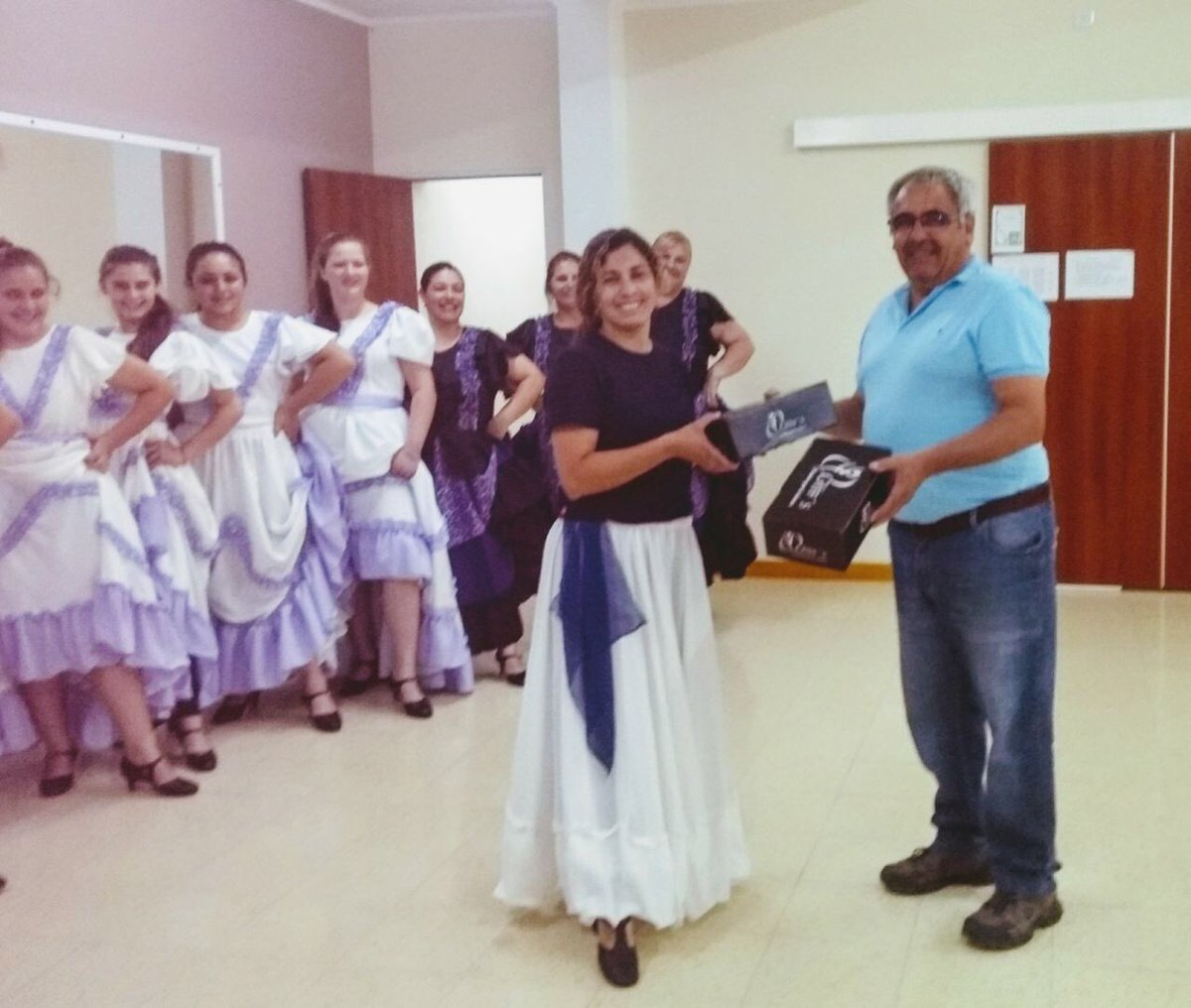 SarmientoComuna's tweet photo. FOLCLORE
Anoche se hizo entrega de pares de zapatos para el Ballet de Folclore "Rescatando Tradiciones", del Centro Cultural Comunal.
De esta manera todos sus bailarines cuentan con el calzado adecuado y uniforme. https://t.co/9SRAryDd0M