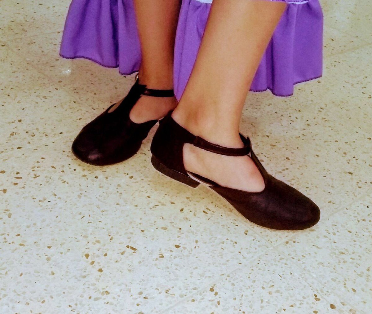 SarmientoComuna's tweet photo. FOLCLORE
Anoche se hizo entrega de pares de zapatos para el Ballet de Folclore "Rescatando Tradiciones", del Centro Cultural Comunal.
De esta manera todos sus bailarines cuentan con el calzado adecuado y uniforme. https://t.co/9SRAryDd0M