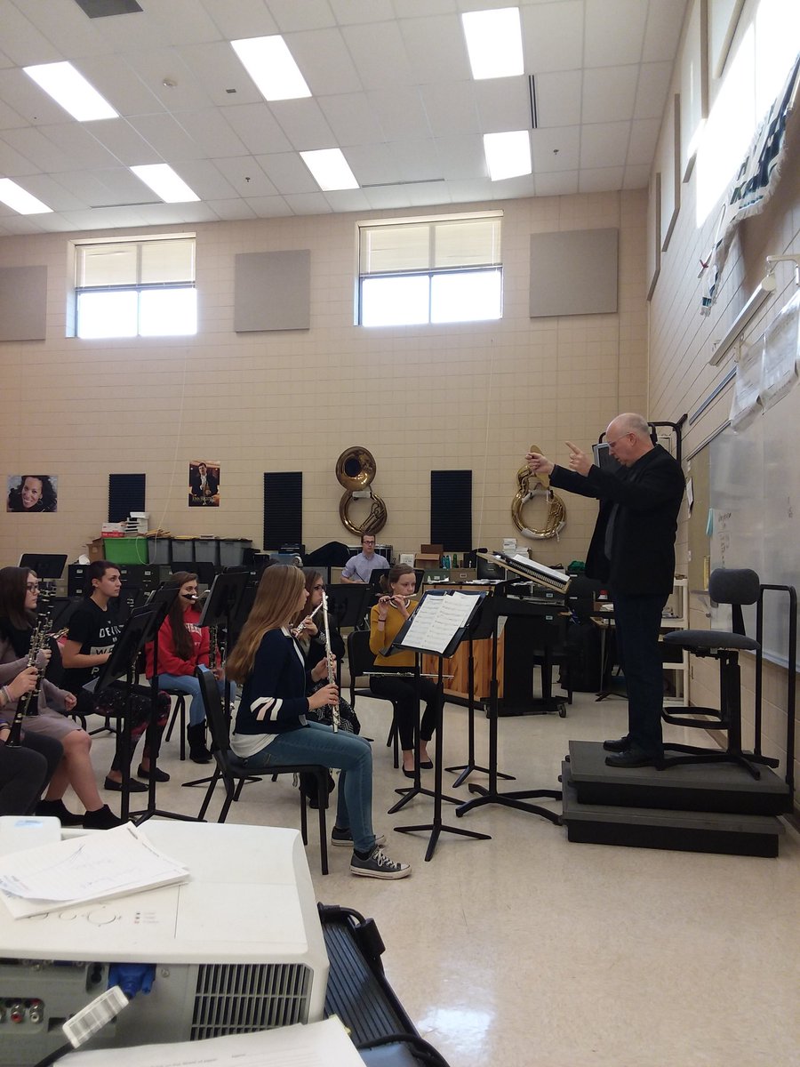 NorthBooneMusic's tweet photo. Rockford Wind Ensemble conductor, Kevin Jensen, working with the North Boone Concert Band bright and early! Thanks for coming in Kevin! https://t.co/a9pDwk8SnD