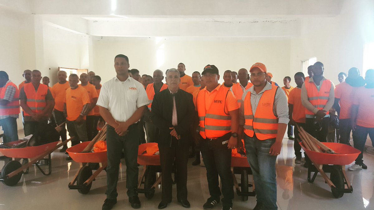 Gob_ElSeibo's tweet photo. (MOPC)Incorpora 6 nuevas Brigadas de Mantenimiento Vial para la Carretera Seibo-Miches.
Gobernandor Gerardo Casanova motiva a brigadistas al buen desempeño de sus funciones .
@PresidenciaRD @MOPCRD @cesarinleonar2 @actualidadseibo https://t.co/GzRBJBrj2T