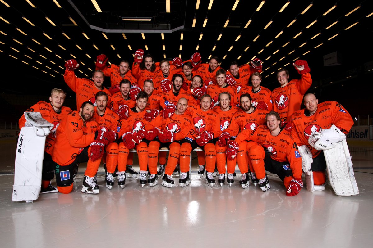UNWOMENSweden's tweet photo. Ikväll visar @HCVitahasten sitt stöd för Orange Day. I förda orange dressar och i en orange klädd hemmaarena tar Vita Hästen ställning mot våld mot kvinnor. #orangeday #orangetheworld #tasnacket https://t.co/5z7mB7MDPI