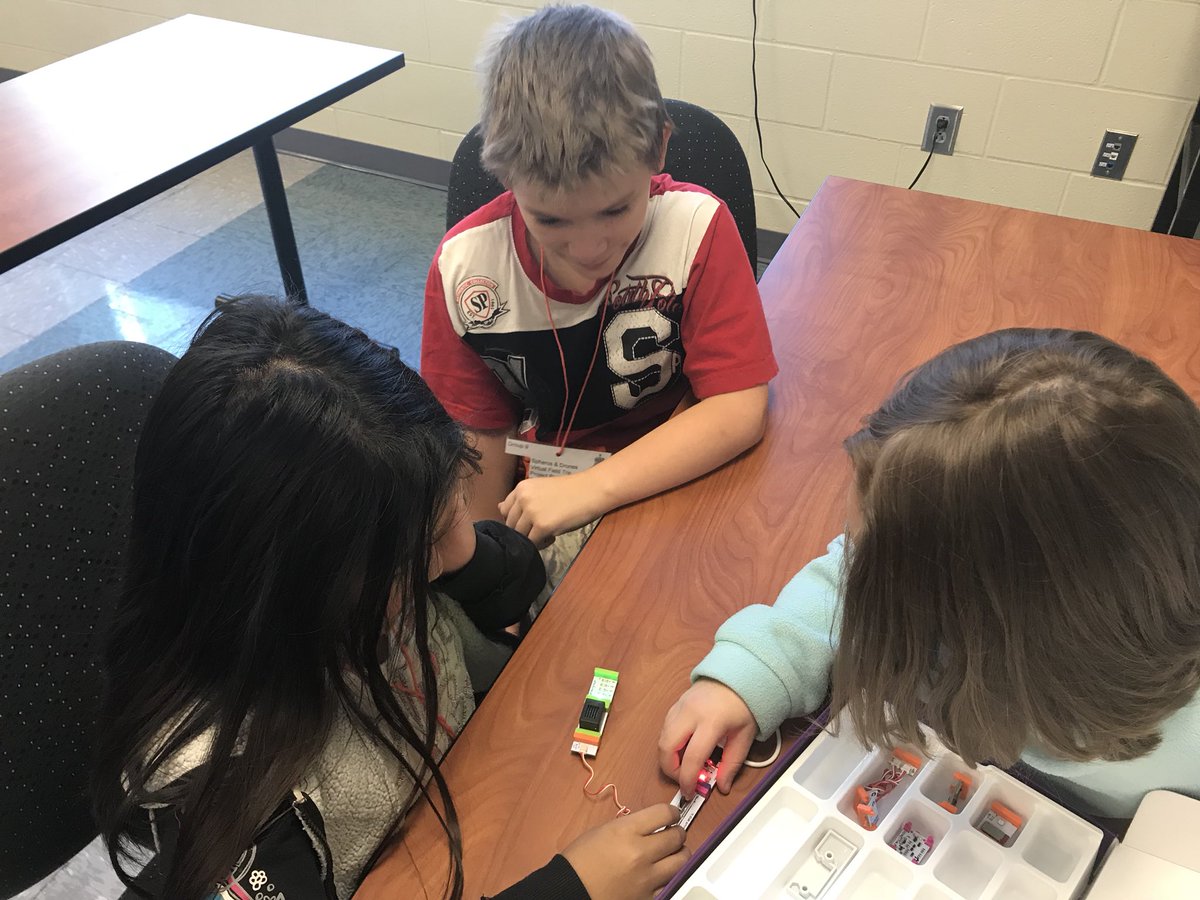 NorthCoveElem's tweet photo. #roboarms and @littleBits So much fun and learning happening today! @mrmarkgarrett @McDowell590 @aslutsky https://t.co/YRRvoD8FhW