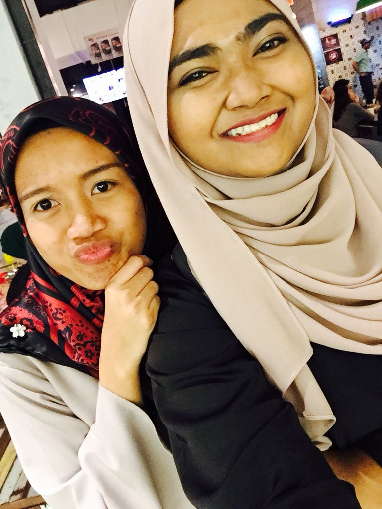 dierafaraa's tweet photo. @honeycyka @fatinkhrlanuar Rindu anda jugaaaaaa #throwbacksikit π https://t.co/Ya3cZokTDQ
