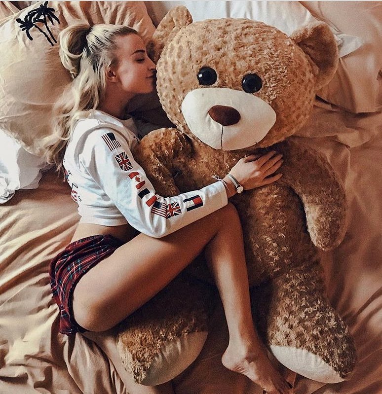 Cuddles pleeaase 🐻🐻 Photo by #WHIHeart #autumn🍁 #stuffedanimals •