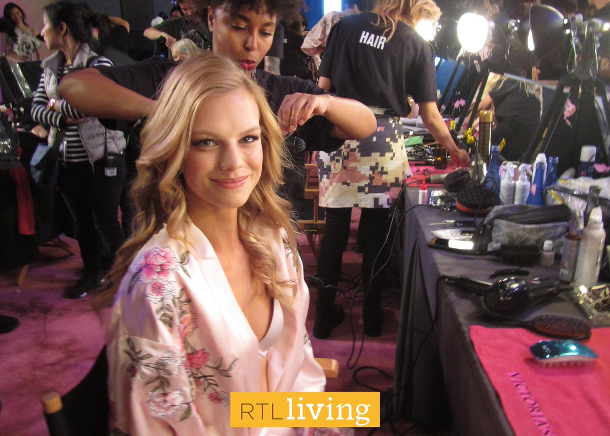 RTL_com's tweet photo. Wir haben @NadineLeopold und den anderen Engeln von @VictoriasSecret vor der großen Show in #Shanghai backstage über die Schulter geguckt. Das ganze Fashionspektakel gibt's heute um 20:15 Uhr bei den Kollegen von #RTLLiving #VSFashionShow2017 https://t.co/KeWKQ2oAsK