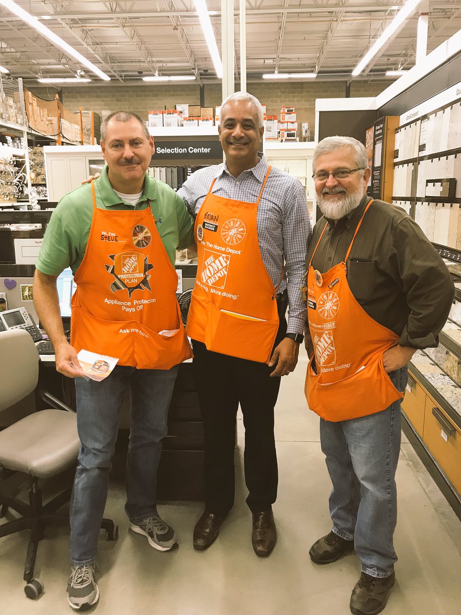 MsyatesThd2584's tweet photo. Our DM @b_mungul & SM @BrendanSm2587 recognized my D70 specialist Steve for his excellent customer service! #showsinvocomments #sales #hdpps https://t.co/4JMqoA5mOl