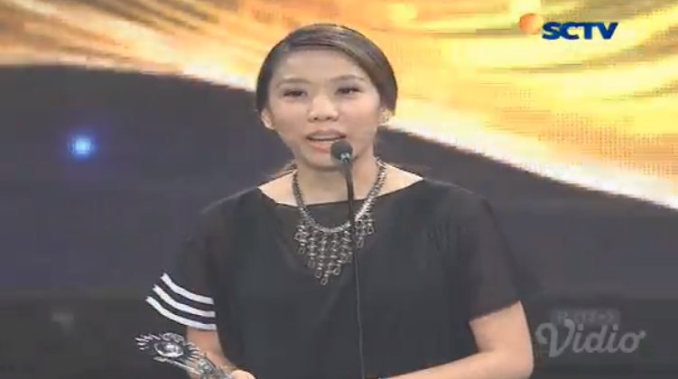 SCTV's tweet photo. Warkop DKI Reborn Jangkrik Boss Part : 1, berhasil meraih penghargaan #SCTVAwards2017 untuk kategori Film Layar Lebar Paling Ngetop https://t.co/BYado6xrqx