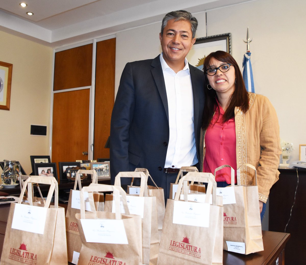 Rolo_Figueroa's tweet photo. Las medallas de egresados para los alumnos de las escuelas de #Loncopué #Quintuco #CampanaMahuida #Huarenchenque #Huncal #MallíndelToro #Pichahue #Trahuncura, están en camino. Gracias @Sandra7Monsalve por ocuparte! https://t.co/i540xj3OW0