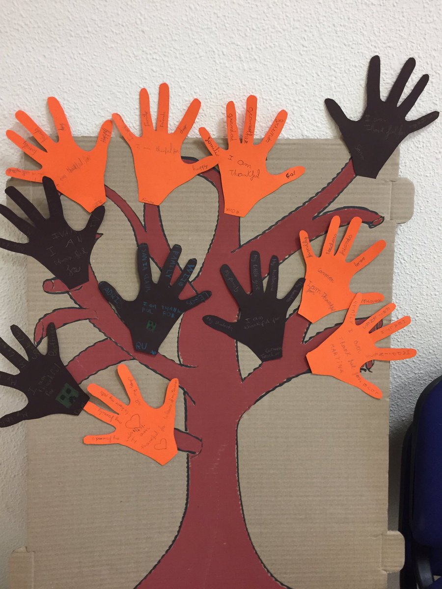 Carmen_mo's tweet photo. En #protocolo #símbolos y #colores son importantes. Mis pobres alumnos aprendieron un poco de protocolo en su actividad de #Thanksgiving. Naranja para los peques y marrón para los mayores. La profe de marrón para ser una igual más. https://t.co/liIuvS2zPO