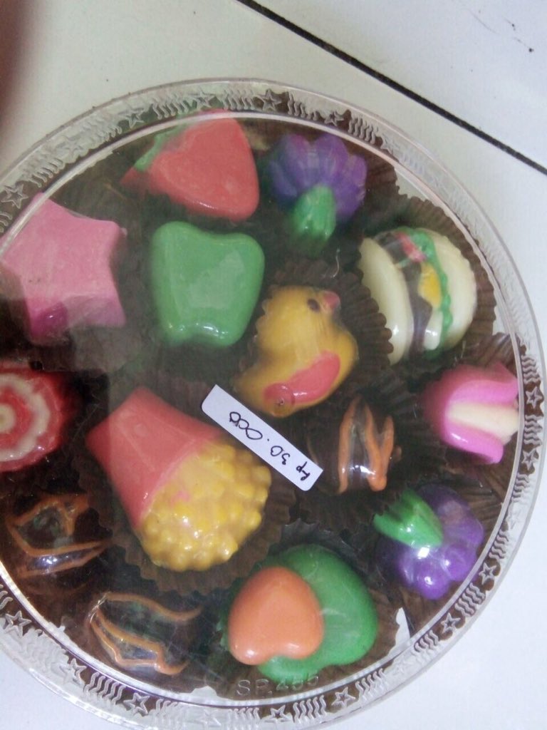 pickogummy's tweet photo. Berkumpul bersama keluarga enaknya itu didampingi dengan coklat yang berbentuk unik kayak gini hehe 😄 https://t.co/9x3UuCl0ej