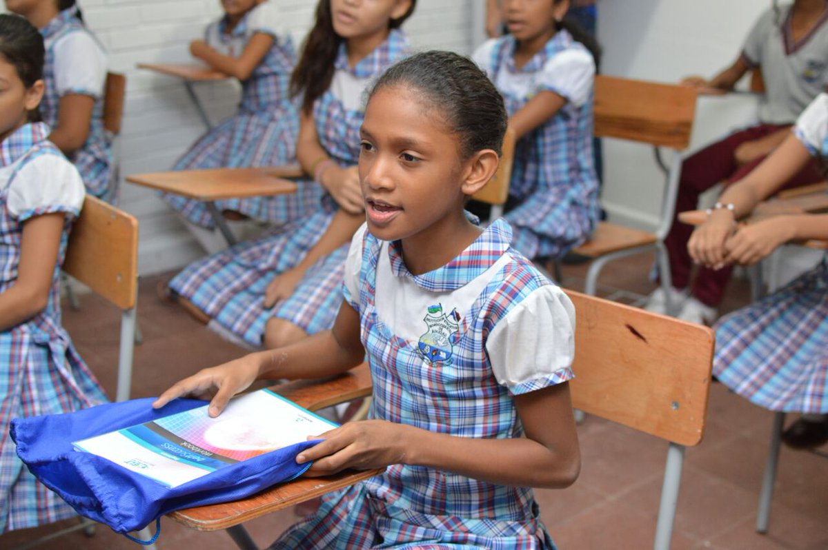 herrerajoao1's tweet photo. Estamos construyendo la Soledad Inteligente, por eso a nuestros estudiantes le estamos enseñando el idioma que abre las puertas al mundo: el inglés. https://t.co/3Py4cUQIW9
