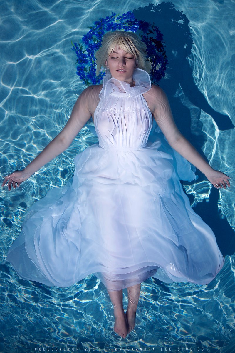 ALeeStudios's tweet photo. Oh man I had the pleasure of shooting @CarolineKrunchy during #Colossalcon this year and it was so hard not to tear up during this shoot! #FFXV #FinalFantasy #ffxvanniversary https://t.co/pZCYPUziyI