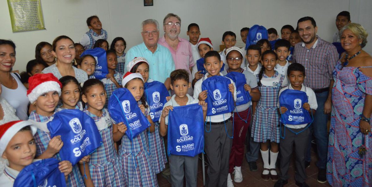 herrerajoao1's tweet photo. Estamos construyendo la Soledad Inteligente, por eso a nuestros estudiantes le estamos enseñando el idioma que abre las puertas al mundo: el inglés. https://t.co/3Py4cUQIW9