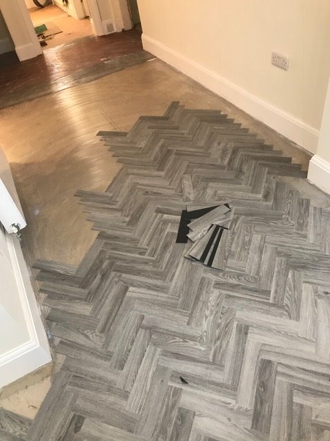 APFlooring_'s tweet photo. Another job well done by our amazing fitters. 50m2 of subfloor preperation followed by the fitting of the parquet using @ModuleoUK  #apflooring #APFS #moduleo #moods #flooring https://t.co/2L0qovzSea