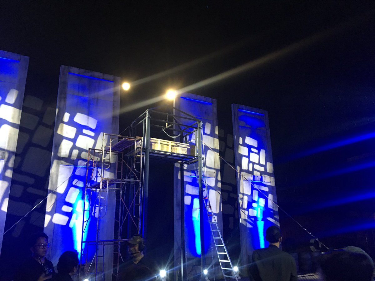SCTV's tweet photo. Wah di luar studio lagi siap-siap apa nih?

Kamu nggak akan mau ketinggalan tayangan ini! #SCTVAwards2017 https://t.co/skj0hMbcmI