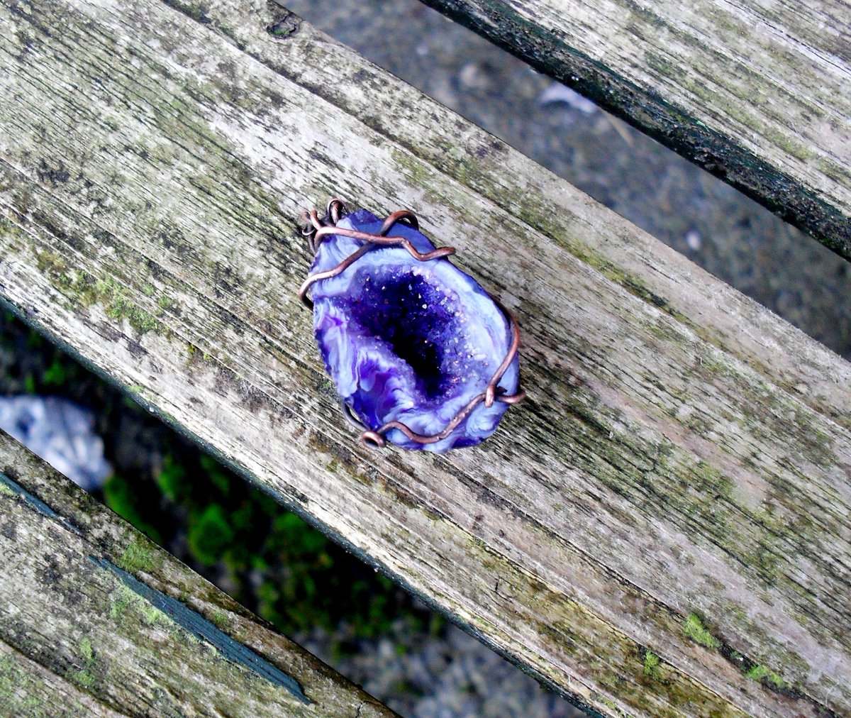 CharismaCrystal's tweet photo. A stunning purple agate geode wrapped in oxidised copper

https://t.co/SqIJHF9yvj

#geodes #crystals #purple #pagan #wicca #agategeode #agate https://t.co/rPBXLRLjBk