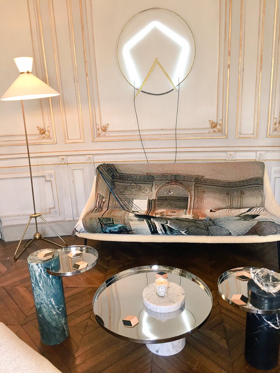 v_lorelle's tweet photo. Le #design le plus pointu présenté comme à la maison, ou presque? C'est dans #LeMonde en kiosque ce jour ou chez #PrivateChoice #TheInvisibleCollection @ZEUXIS_ART @FabriceAusset @VincentDarre ...@lemonde_M https://t.co/r6d6rBQLfD