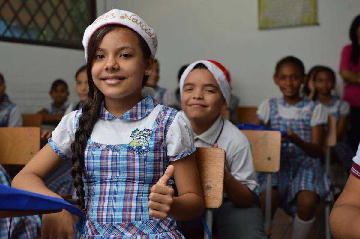 herrerajoao1's tweet photo. Hoy recorrí las aulas de bilingüismo en las Instituciones Educativas Noroccidental, Inem y José Francisco Caldas. Cuentan con las herramientas modernas para que nuestros estudiantes aprendan el inglés con excelencia. https://t.co/lr5SmmgATh
