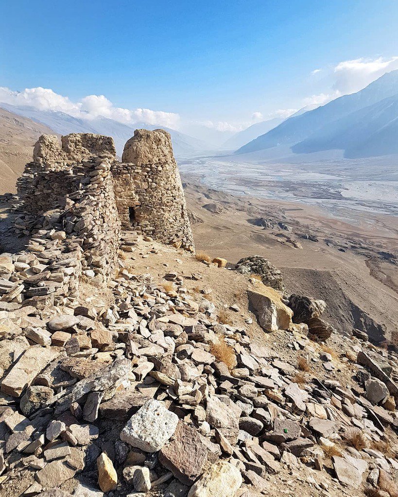 joaoleitao's tweet photo. Impressive Yamchun Fort in northern Wakhan, Tajikistan 🇹🇯 - on the other side of the river is Afghanistan 🇦🇫 #travel #lonelyplanet #photography https://t.co/Hd06O80PnH https://t.co/rxV48EgdAC
