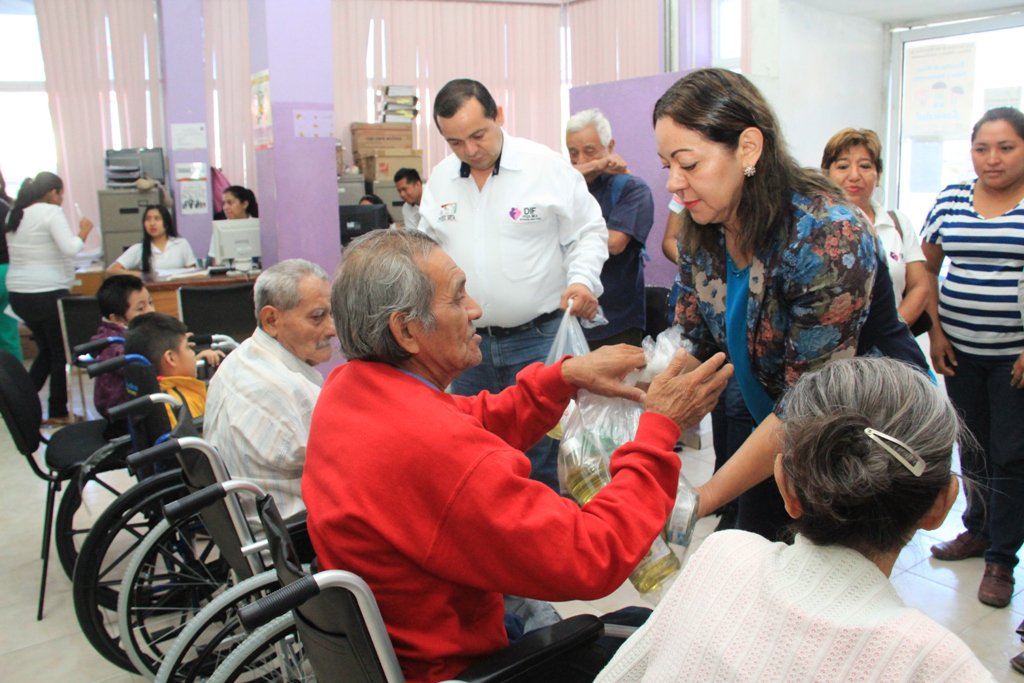 dif_pr2014's tweet photo. UNA VEZ MÁS EL SMDIF #PozaRica HACE ENTREGA DE APARATOS FUNCIONALES --> siguenos en #Facebook https://t.co/y9c7JEY8Sy https://t.co/iQjgWk6Gpx