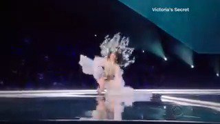 Victoria's Secret model falls on runway in front of millions bit.ly/2k9YIWU https://t.co/4c9NCH15Xq