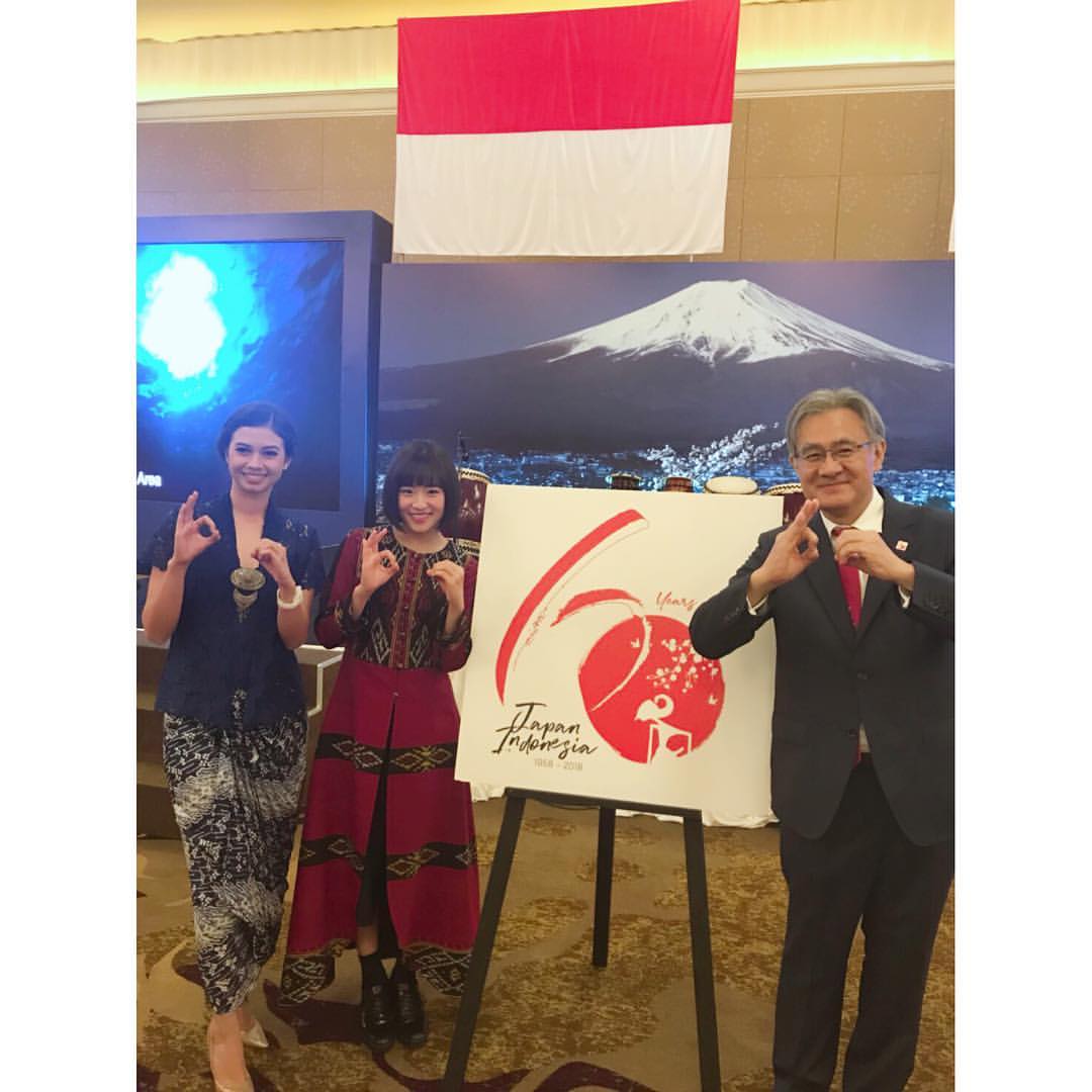 Haruka Nakagawa Fans Club 今日はインドネシア日本大使の石井さんそして私と同じく日本インドネシア 友好60周年親善大使のユキさんと写真を撮っていただきました 来年一年皆様と力を合わせてこのイベントを盛り上げて行けるように私も少しでも貢献できる