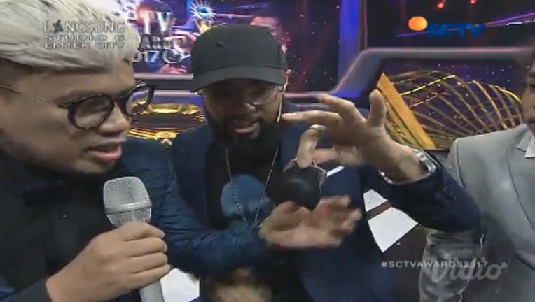 SCTV's tweet photo. Yuk! Liat aksi Eric Jones, salah satu juri di program baru SCTV #TheGrandMasterAsia, di #SCTVAwards2017 https://t.co/2LwVJPsnHu