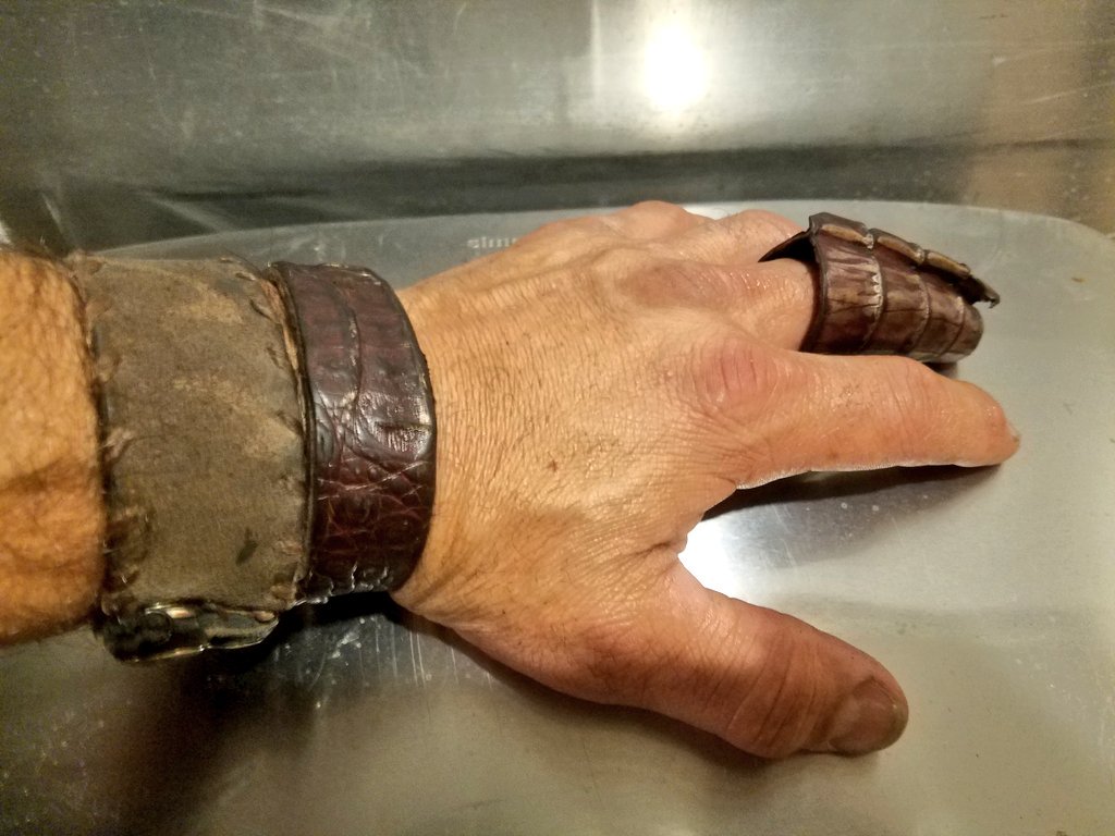 conte_dennis's tweet photo. #onefakind #handstitched #genuine #caminecrocodile #fingercuff @MonstersCruise @HoxPhotog @padcom_dotcom @HoekstraMagic @LMIStudio @litaford @ManchesterBDSM @Allyson_rock1 @StephenEPearcy @JoelHoekstra13 @AutographBand @MetalMikeC @GabbieRaeRocks @PaulandAl https://t.co/Yjrrhdiv52