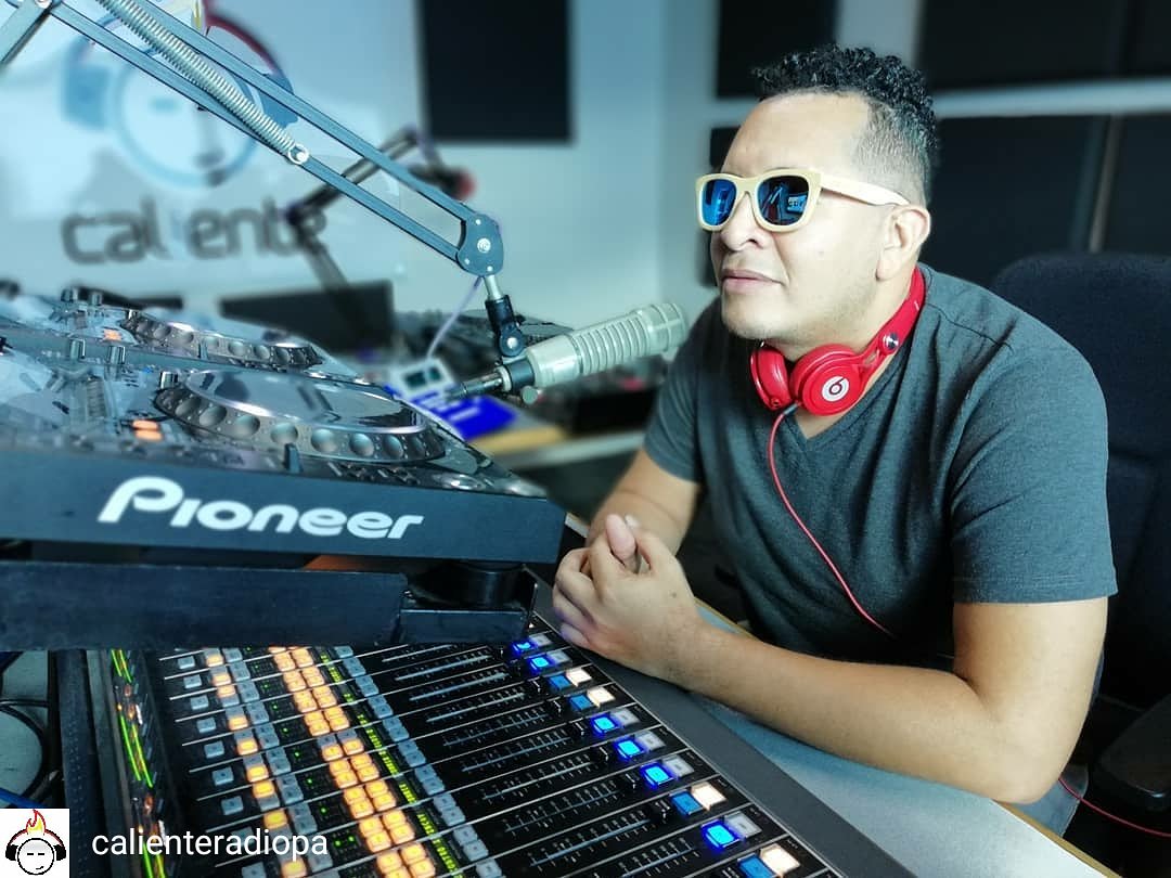 sintoniza de lunes a viernes el ShowParty de 4 a 7 :30 pm <a href="/CalienteRadioPa/">Caliente 96.9</a>