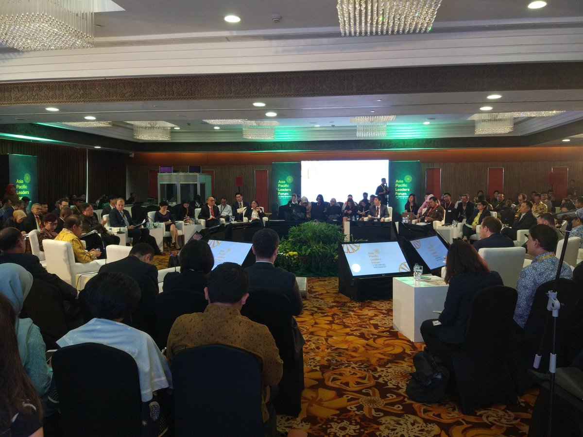 OpenGovIndo's tweet photo. In another session, we have ministers from across Asia Pacific agrees on one thing. That #OpenGov is a must!!! #APLF2017 https://t.co/wyjNu4U8fQ