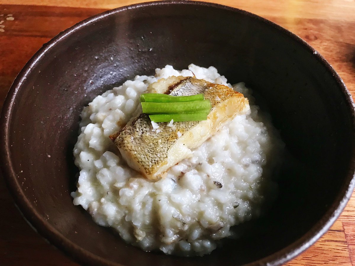 제철 대구의 뼈와 내장을 넣고 우린 육수에 끓인 죽. 구운 대구살과 미나리를 곁들였다.