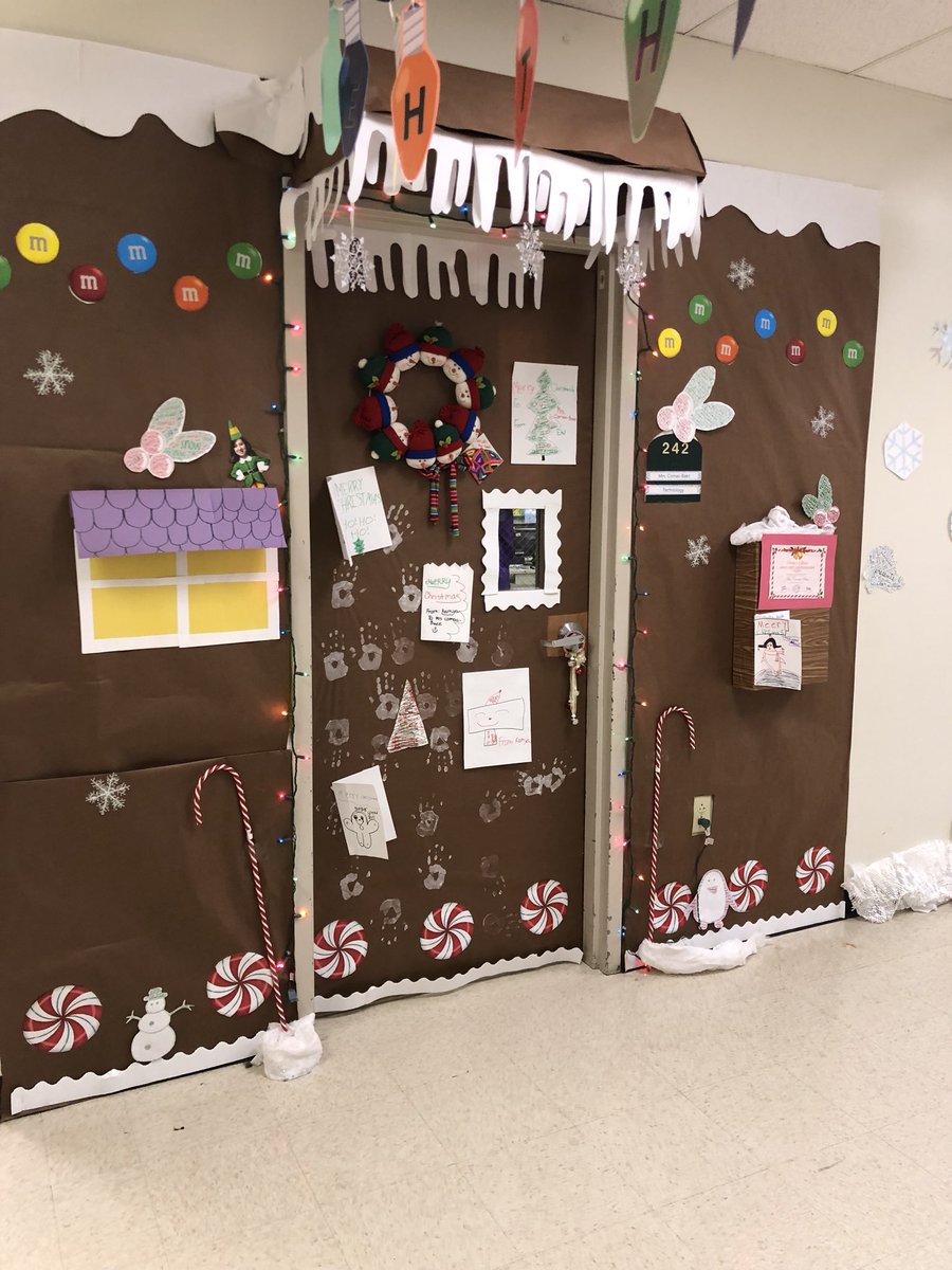 DComasBaez's tweet image. We “teched” the halls and won the hall decorating contest #codeasnowflake #wordart #edtech