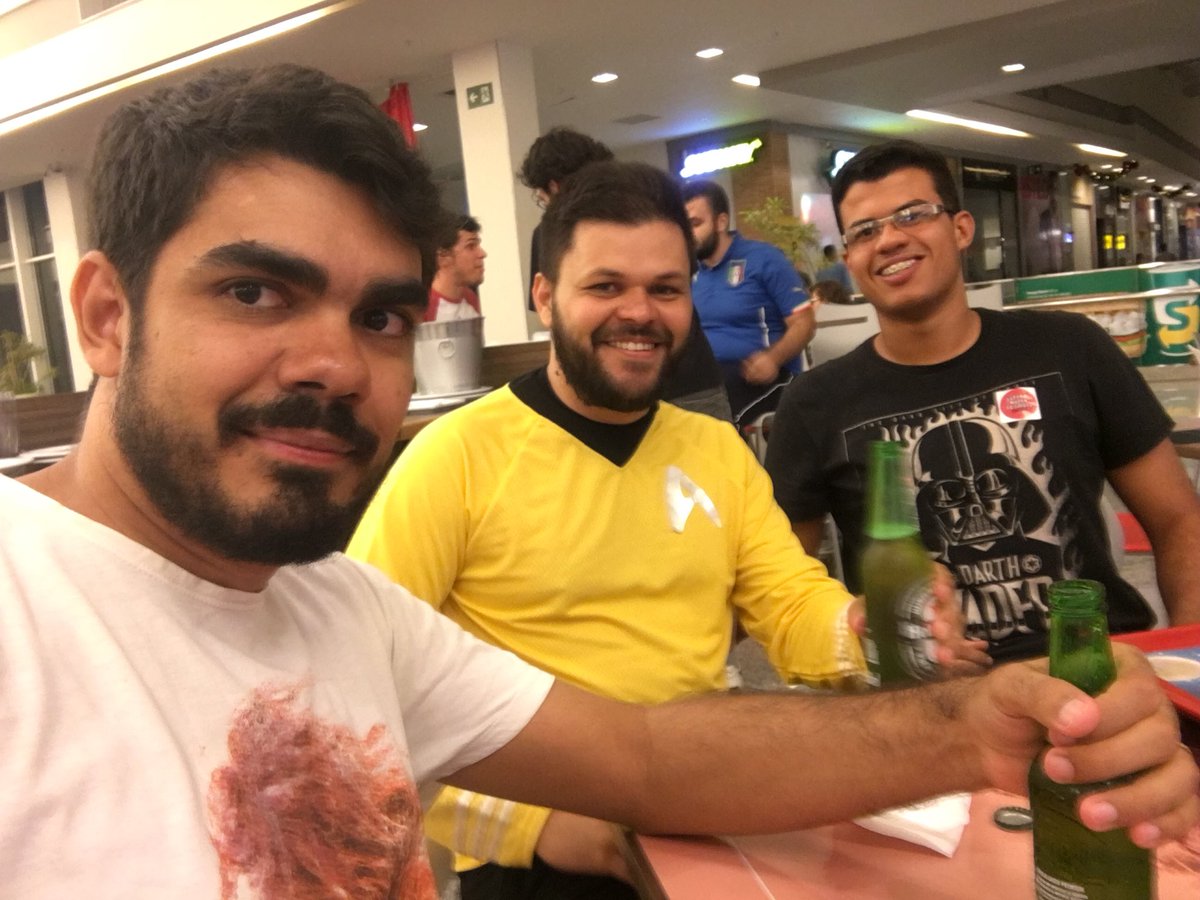 The_Colares's tweet photo. Já no shopping assistindo o mengão dar tristeza e caracterizado para a estreia como meu personagem favorito injustamente assassinado. #RipHanSolo https://t.co/tmHEJ8rWCx