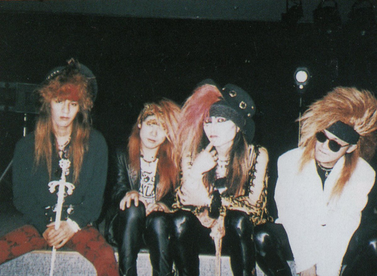 ぬらり Hide Hidebirthday Wearex Xjapan エックスがデビュー当時か まだインディの頃かな 撮影の合間なのか ファンによるオフショットなのか 定かではないですが