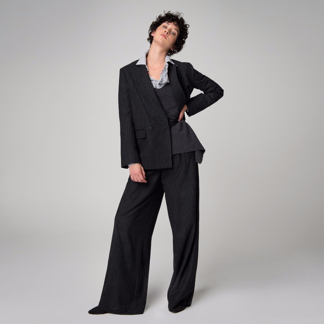 leonmaxofficial's tweet photo. New Arrivals - The pinstriped suit, borrowed from the boys. Shop the look: https://t.co/tO5FUSNZU1 #fw17 #leonmaxcollection #borrowedfromtheboys https://t.co/k1lAa8RmC6