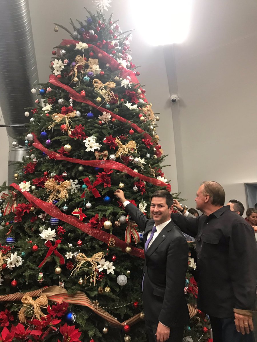 ChrisWardCA's tweet image. #LighttheNight to house families before the holidays. Proud to support @AlphaProjectSD