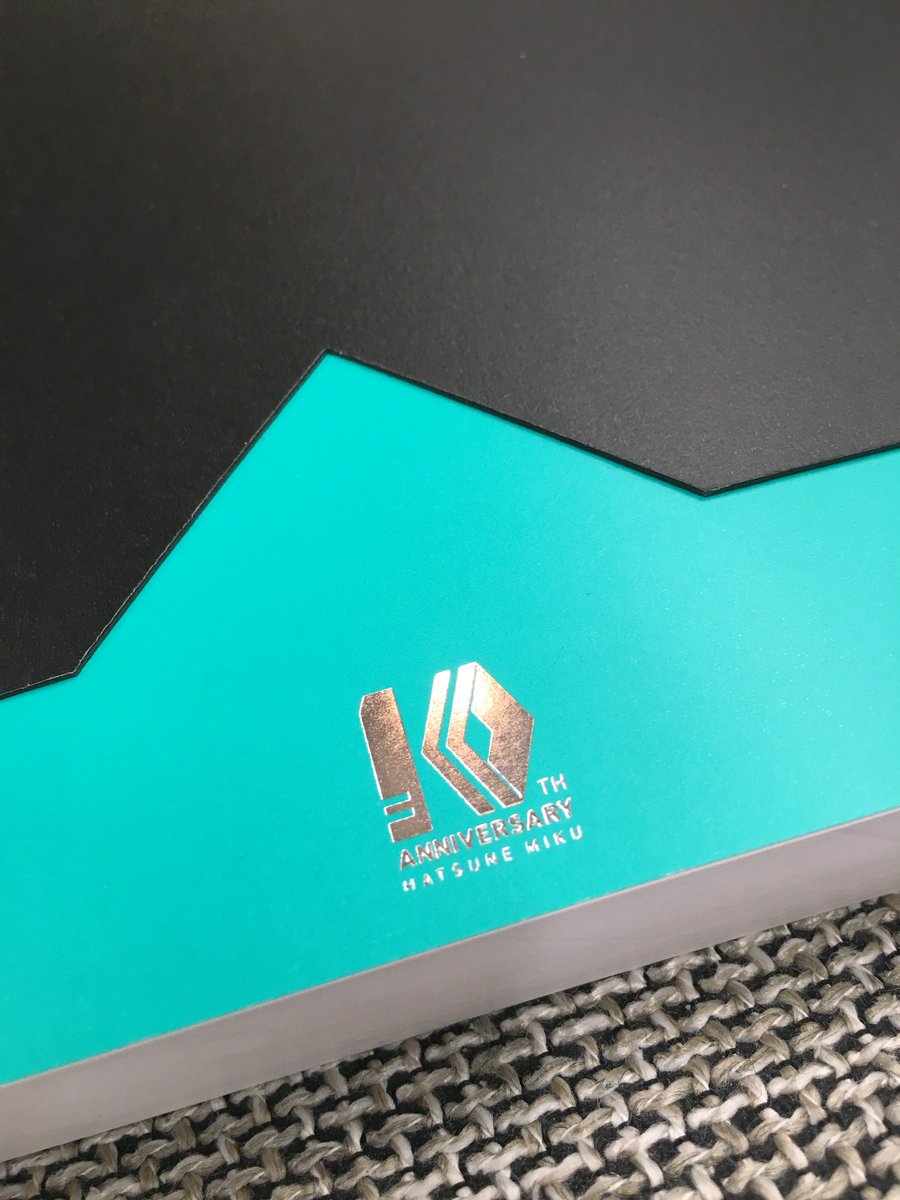 カホタン グッスマのすみっこ これは あの 初音ミク 10th Anniversary Ver Memorial Box 初音ミクの10年をふりかえる ボリュームたっぷり390ページの記念本 初音ミク アーカイブ も同梱 グッスマオンラインショップでのご予約は18年1月10日 カホタン グッスマのすみっこ これは あの 初音ミク 10th Anniversary Ver Memorial Box 初音ミクの10年をふりかえる ボリュームたっぷり390ページの記念本 初音ミク アーカイブ も同梱 グッスマオンラインショップでのご予約は18年1月10日