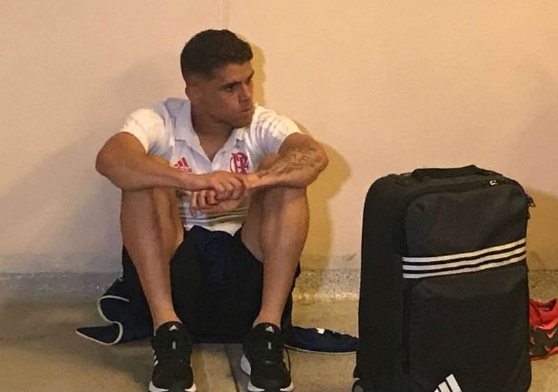 geglobo's tweet photo. Autor do pênalti que originou o gol do Independiente, Cuéllar está desolado na saída do vestiário do Flamengo https://t.co/GbzoJlBebY
