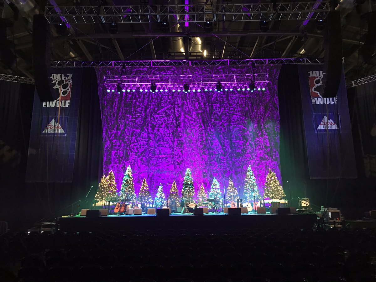ShoWareCenter's tweet photo. Doors are open for @SeattleWolf Hometown Holiday! #HTH2017 https://t.co/u9lDS6LRYb
