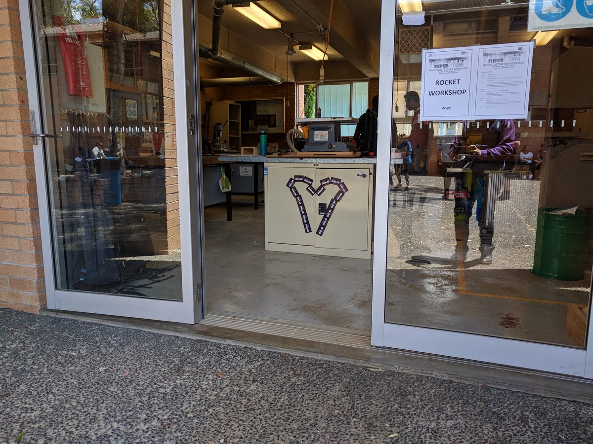 Feeling the <a href="/StarLABAU/">StarLAB</a> love at Bulli high school with <a href="/stevedelay1/">Dee Lay</a>