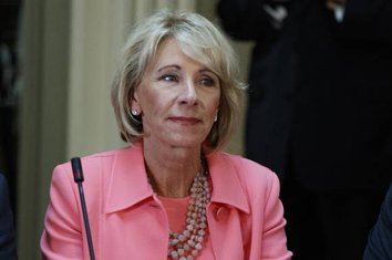 Salon's tweet image. Betsy DeVos halts debt relief for defrauded students ow.ly/aRI230hcR2D