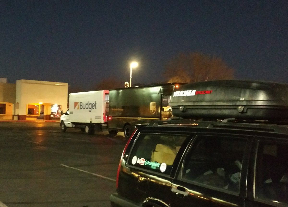 RobertDIY's tweet image. Should these trucks be backed up to each other? Doesn't look right to me. #WhereIsMyPackage #LostPackage #MerryChristmas #ShippingWoes