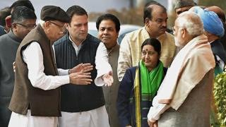 rssurjewala's tweet photo. शालीनता और संस्कृति में अंतर,
बताता है ये चित्र।
एक बुज़ुर्ग को आगे ले जाता हुआ,
एक बुज़ुर्ग को दरकिनार करता हुआ। https://t.co/Ryco5jtvw1