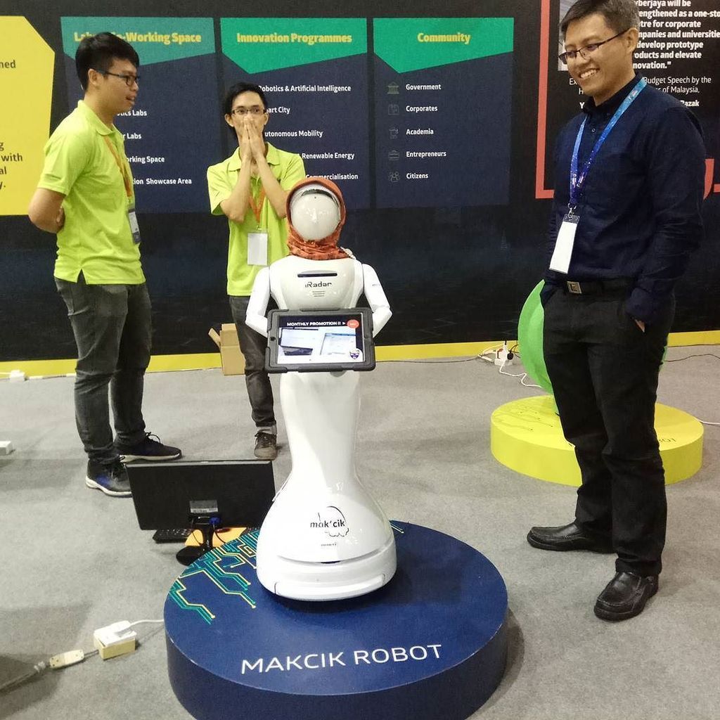 surayaror's tweet photo. Makcik Robot, at your service 😆 seen at Global Entrepreneurship Community Summit 2017 #robots #GECommunity2017 https://t.co/dCS5AeRW8R #RoRInstagram https://t.co/FqWPB0PEx7