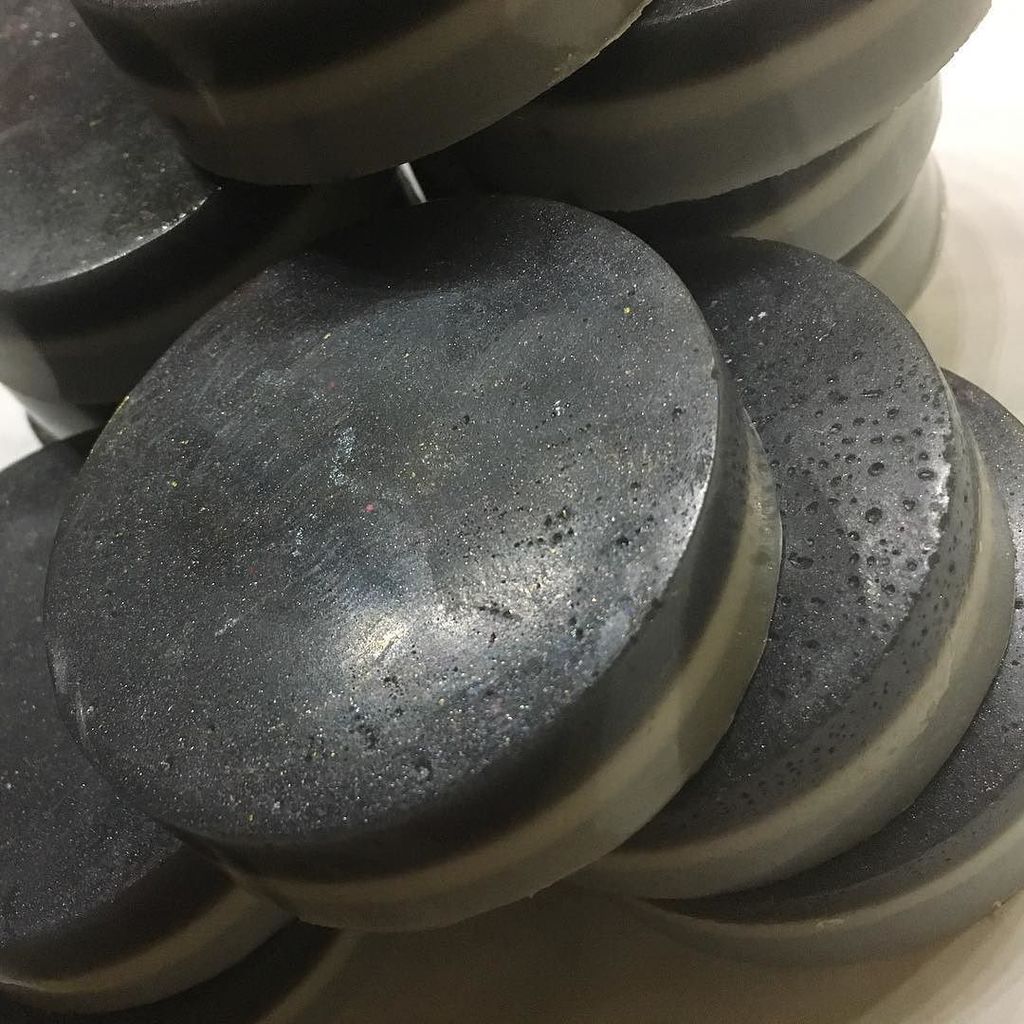 1daPC's tweet photo. Dark&amp;Stormy #rumgingerlime #vegansoap #vegansoapmaker #vegan #soap2017 #shemakessoap https://t.co/UkaMd1vmCW https://t.co/uQE6cnMu1U